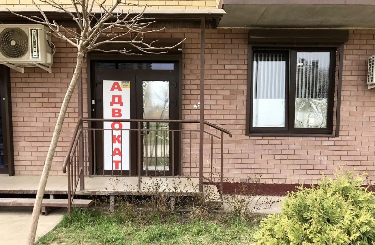 Табличка «Адвокат» на входе